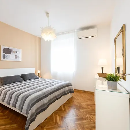 Knez Mihailova Prime Lägenhet